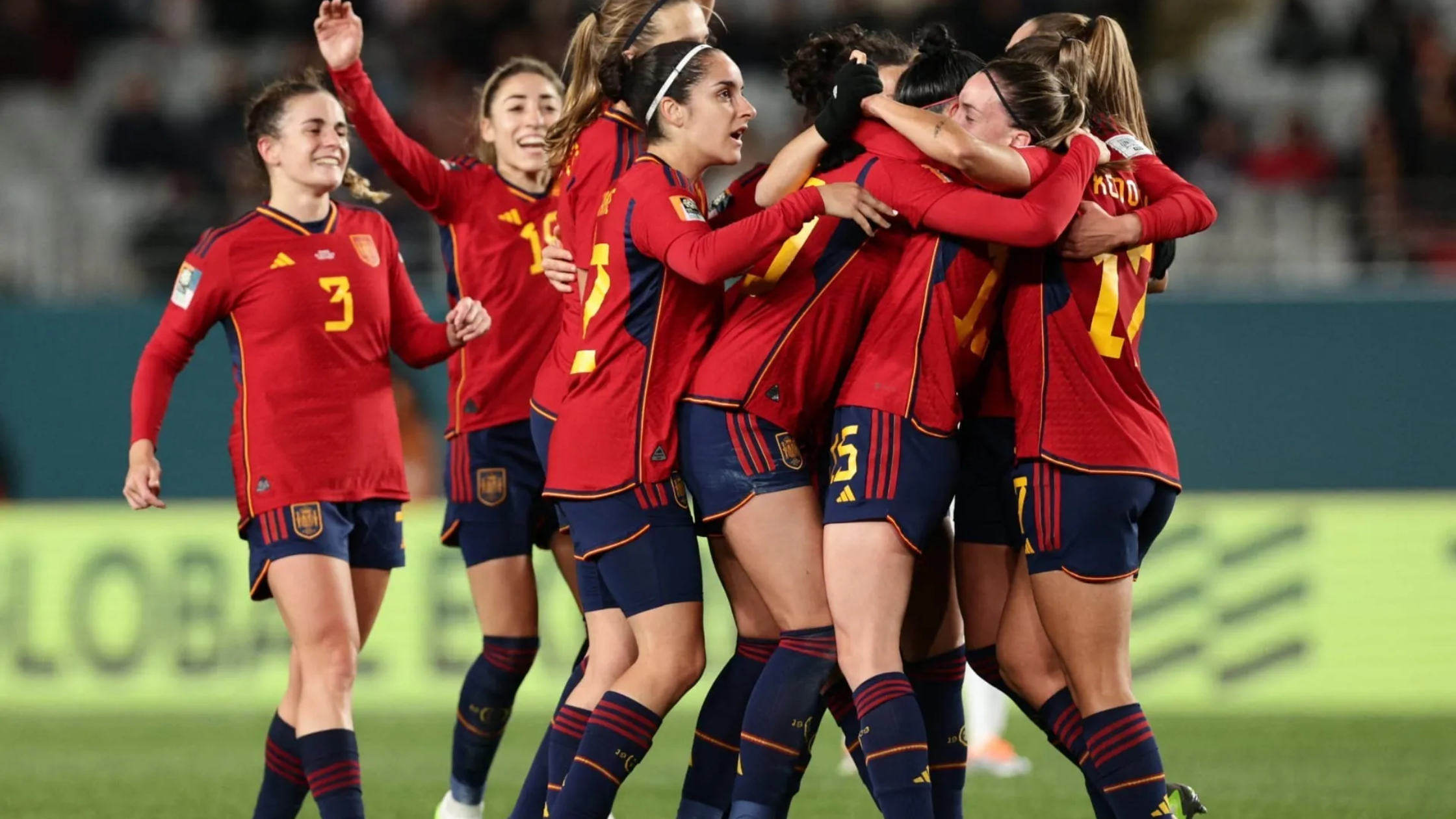 Espanha comemora vitória na Copa do Mundo Feminina, mas beijo polêmico rouba os holofotes